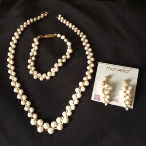 Costume pearl necklace, bracelet, pierced earrings